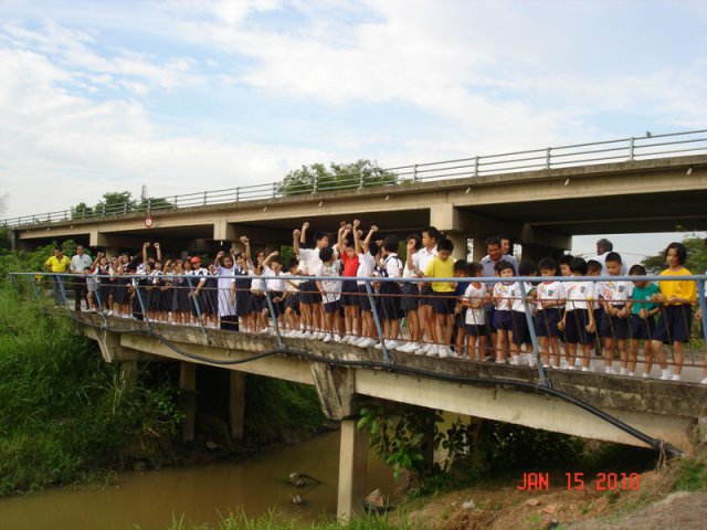 11.Murid-murid SJK (C) Nung Min, Bumbung Lima melontar bebola tanah pada 15-1-2010